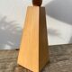 Lampe pyramide 80 en bois et abat jour bleu
