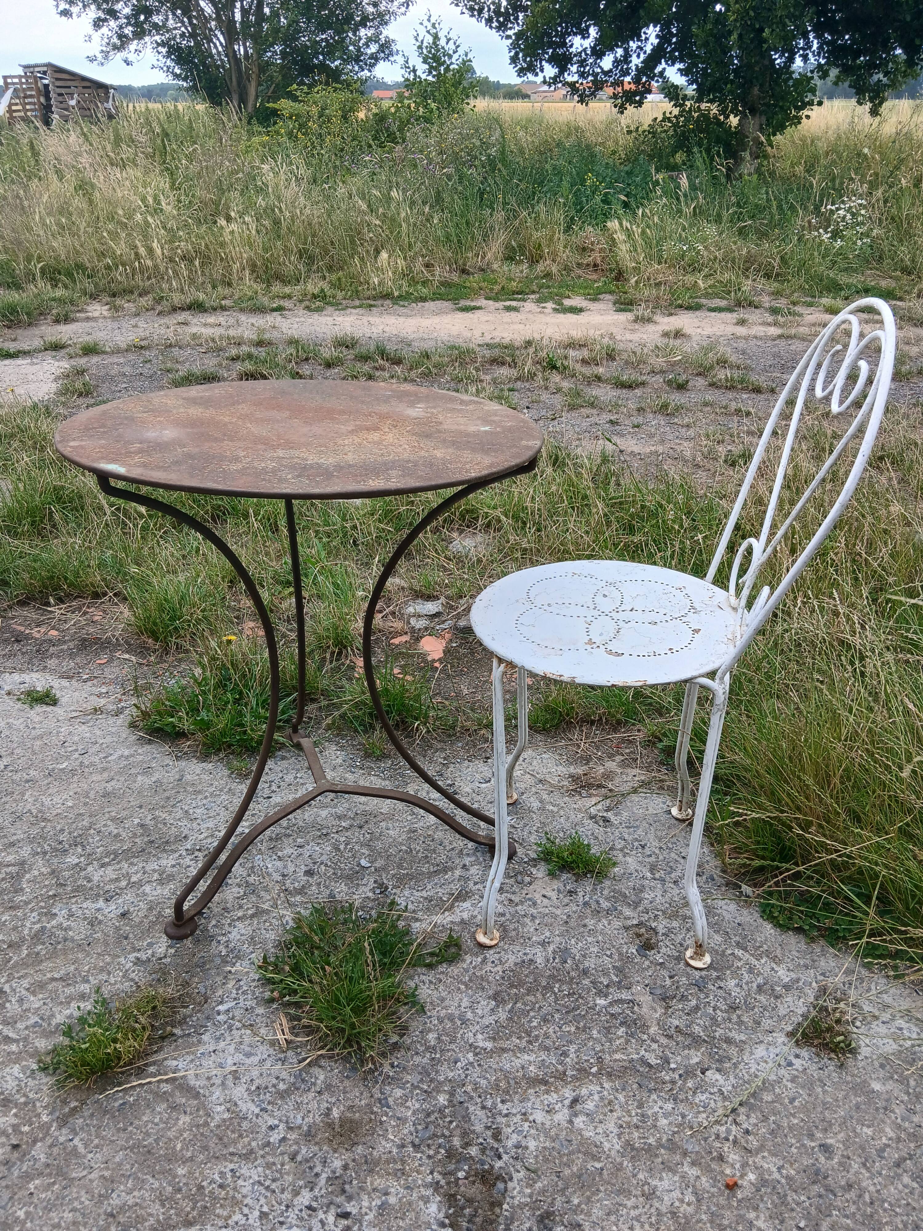 Table et chaise anciennes