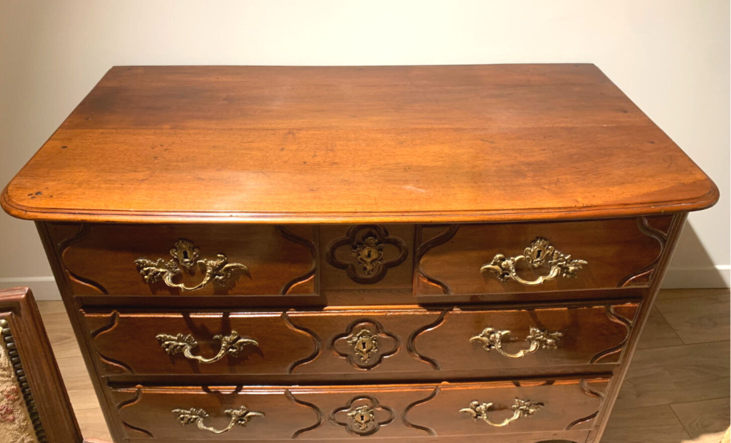 Chest of drawers in walnut eighteenth century