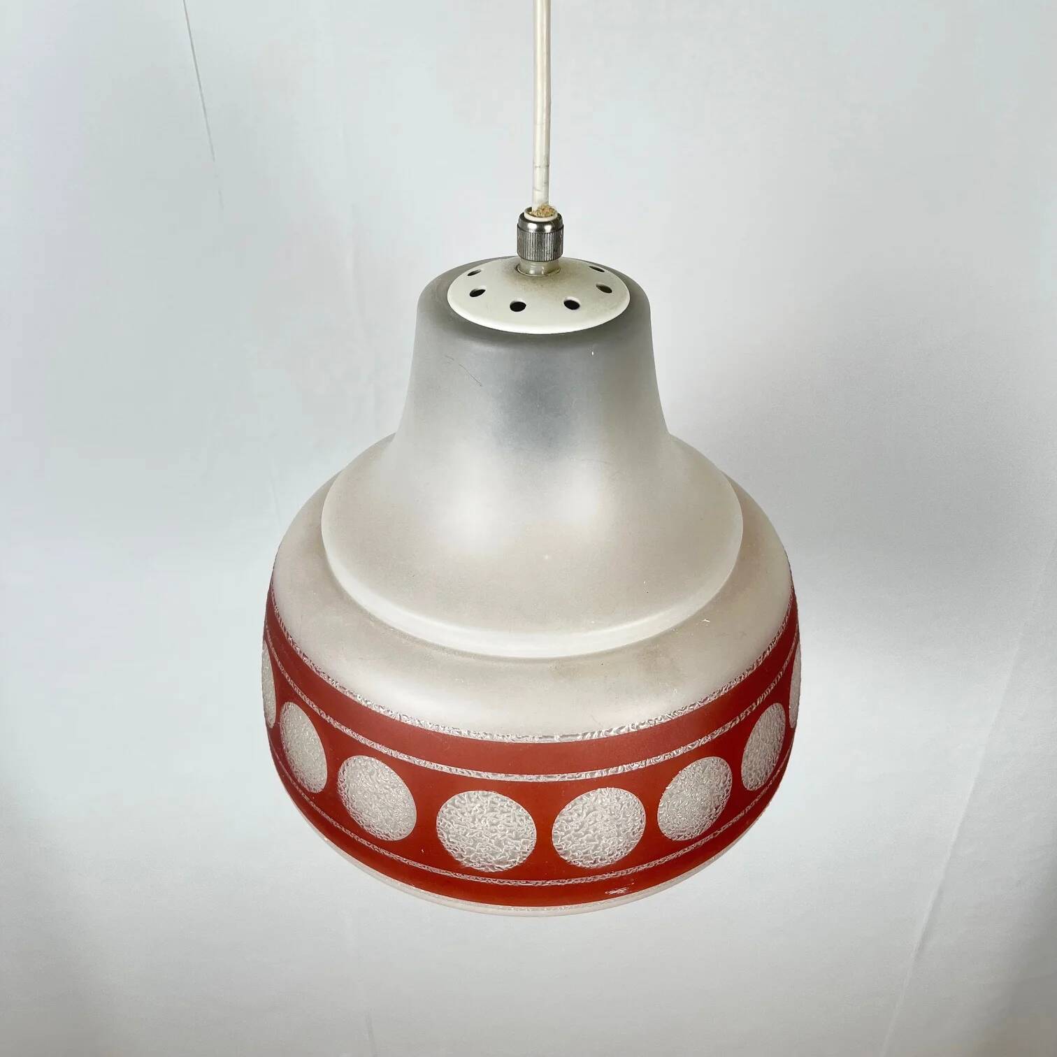 Suspension en verre opalin dépoli et rouge, 1960-70