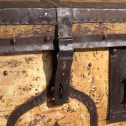 Coffre ancien ferré en bois de pin – Europe centrale, vers 1870