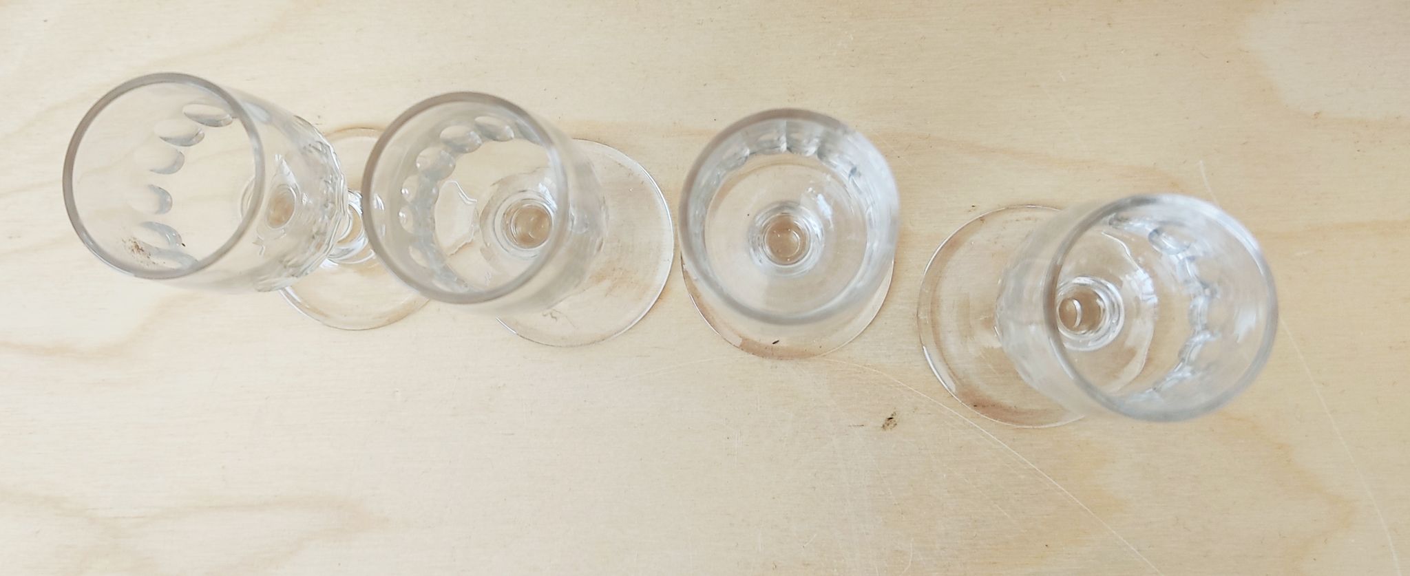 Ensemble 4 petits verres à gouttes
