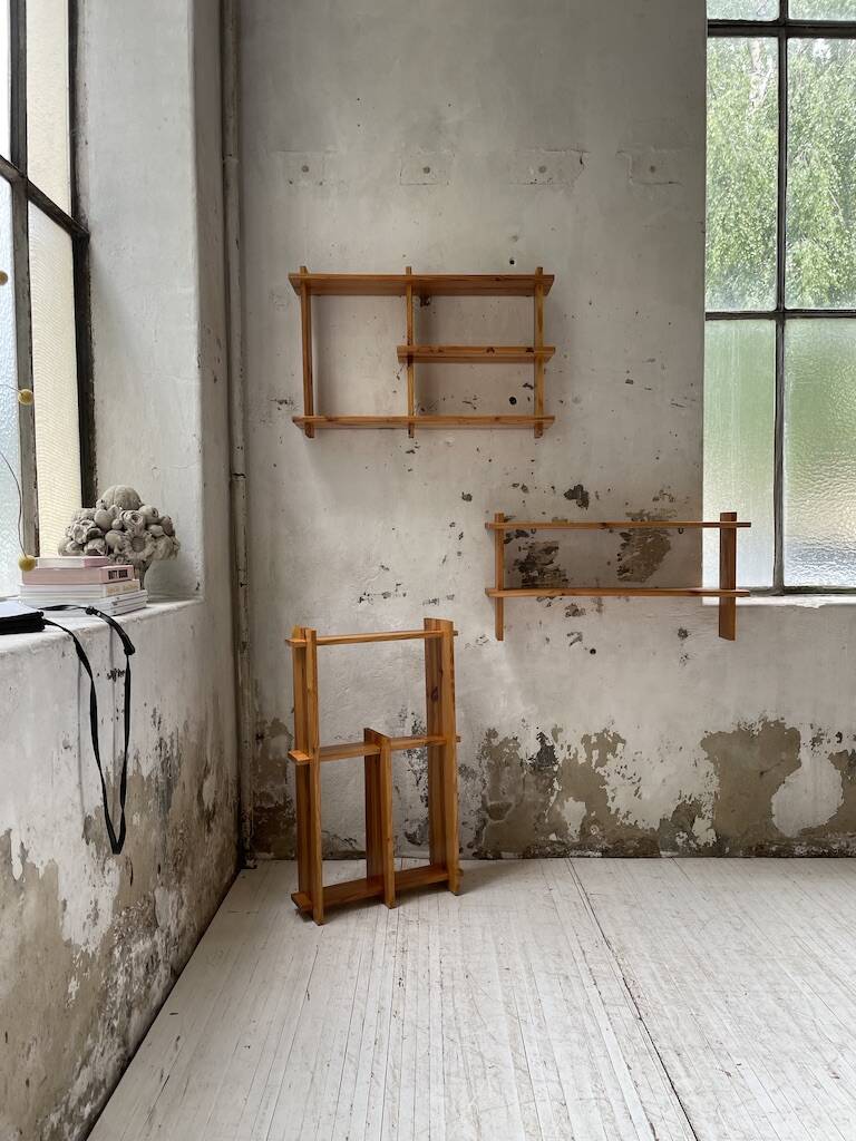 Trio d'étagères constructivistes en pin style Regain