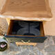 Chiffonnier 5 tiroir noir doré et bois brut