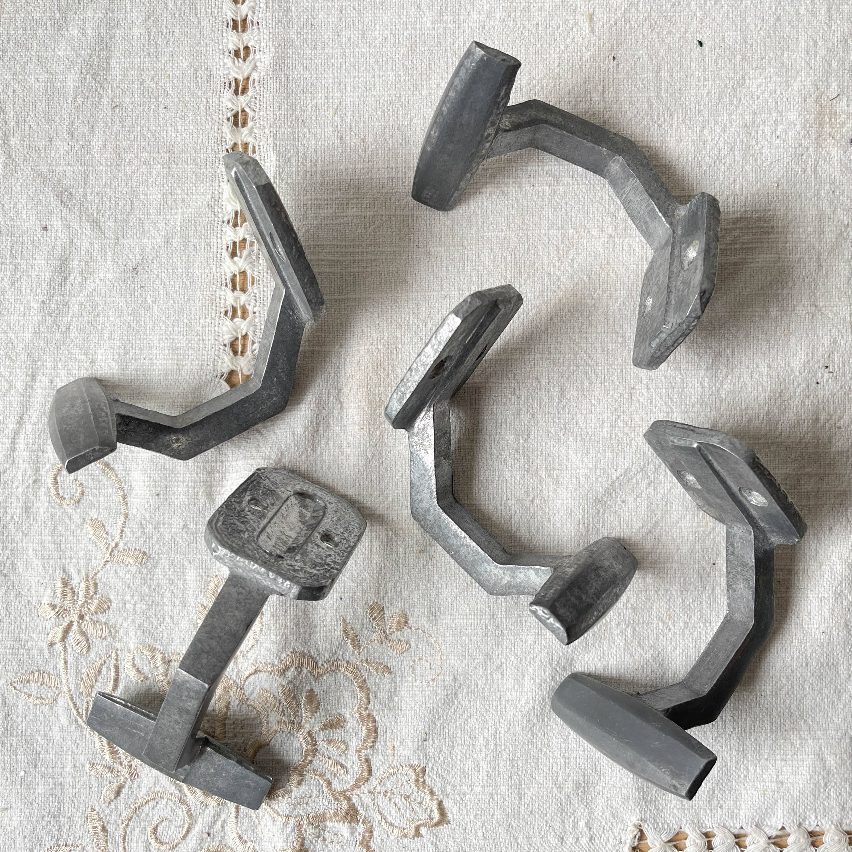 5 Patères murales vintages en fonte d'aluminium