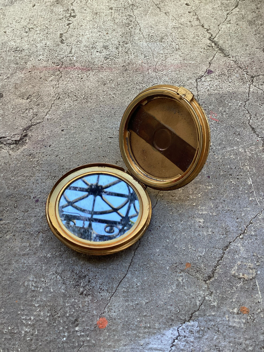 Illustrated powder maker of limoges