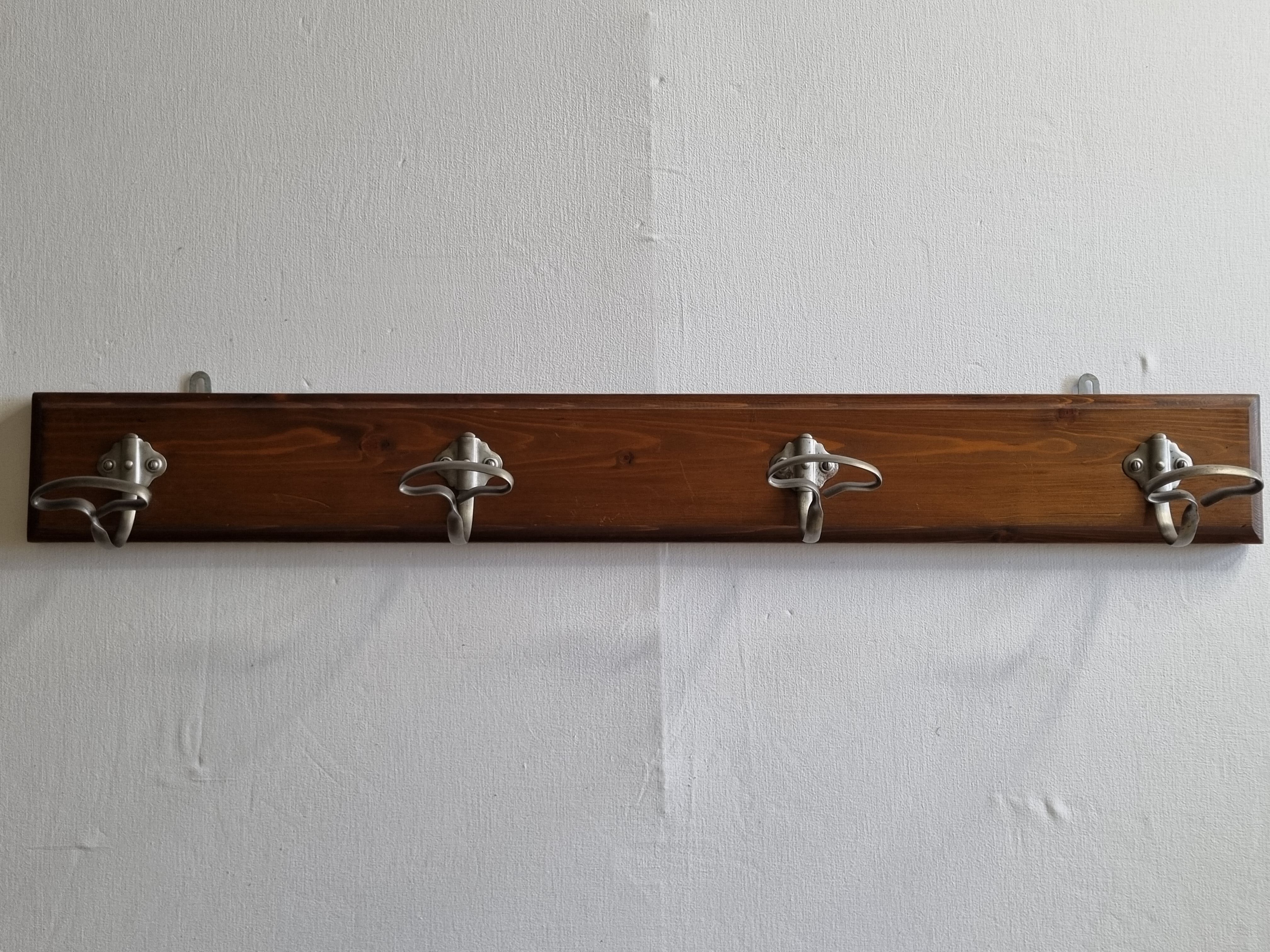Portemanteau mural, quatre patères vintage, en acier et bois, 90 cm