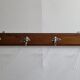 Portemanteau mural, quatre patères vintage, en acier et bois, 90 cm