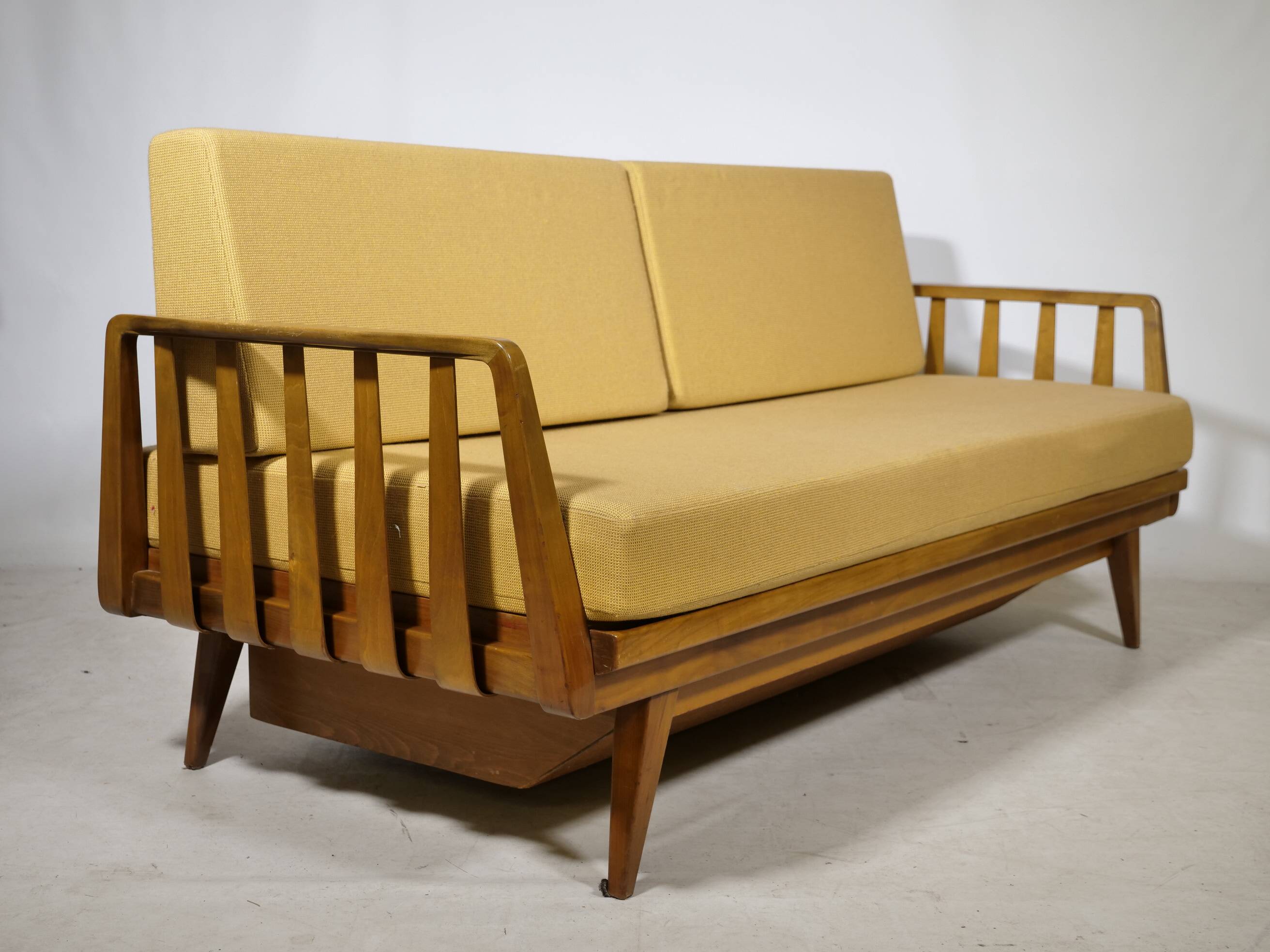 Lit de jour de style mid-century en bois de cerisier par Walter Knoll pour Knoll Antimott, années 1960.