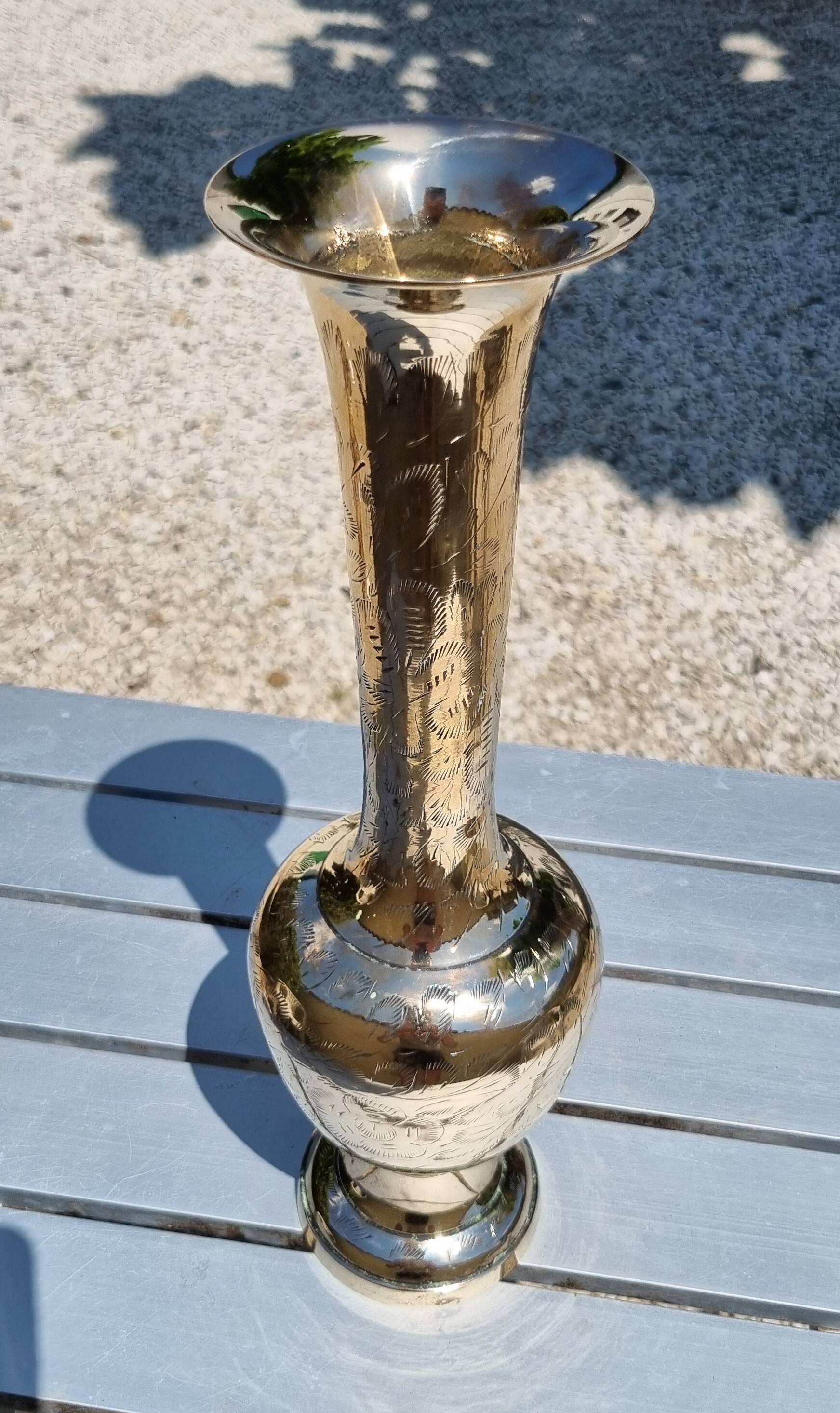 Traditional soliflore vase from India or the Middle East in copper.