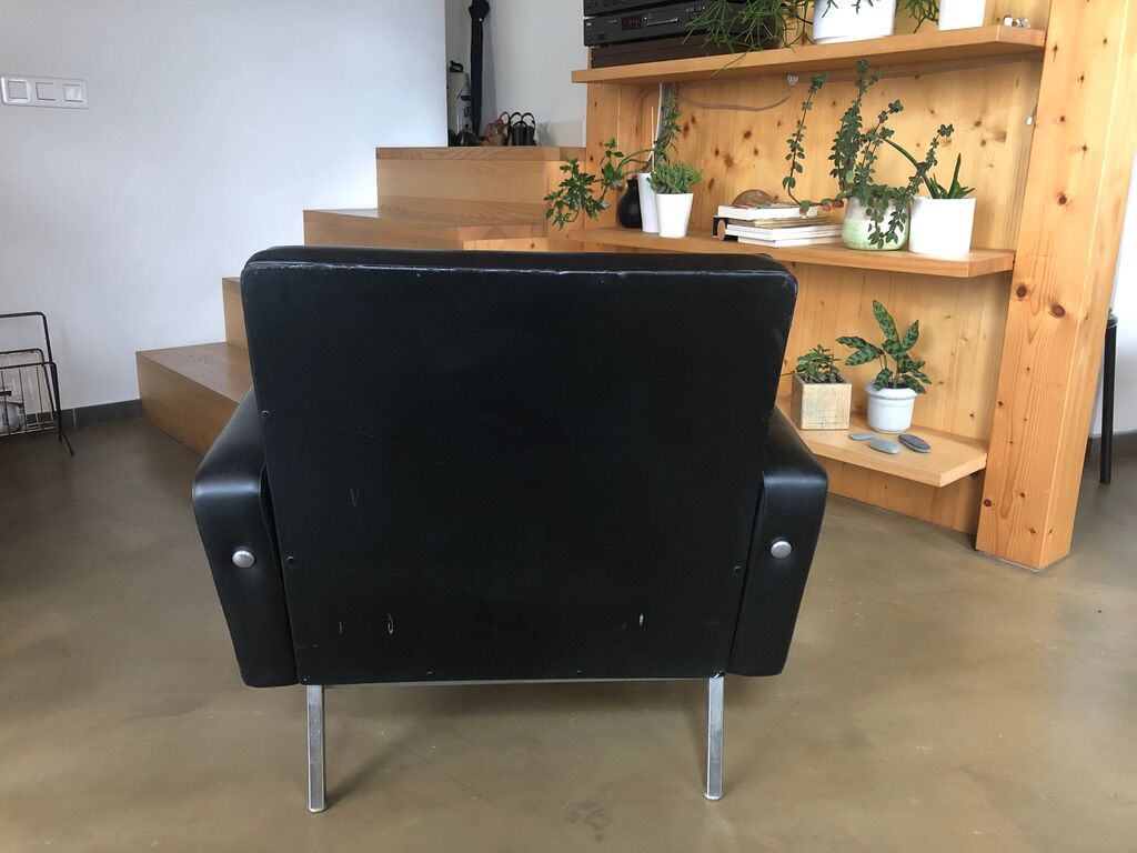 Vintage armchair in black skaï