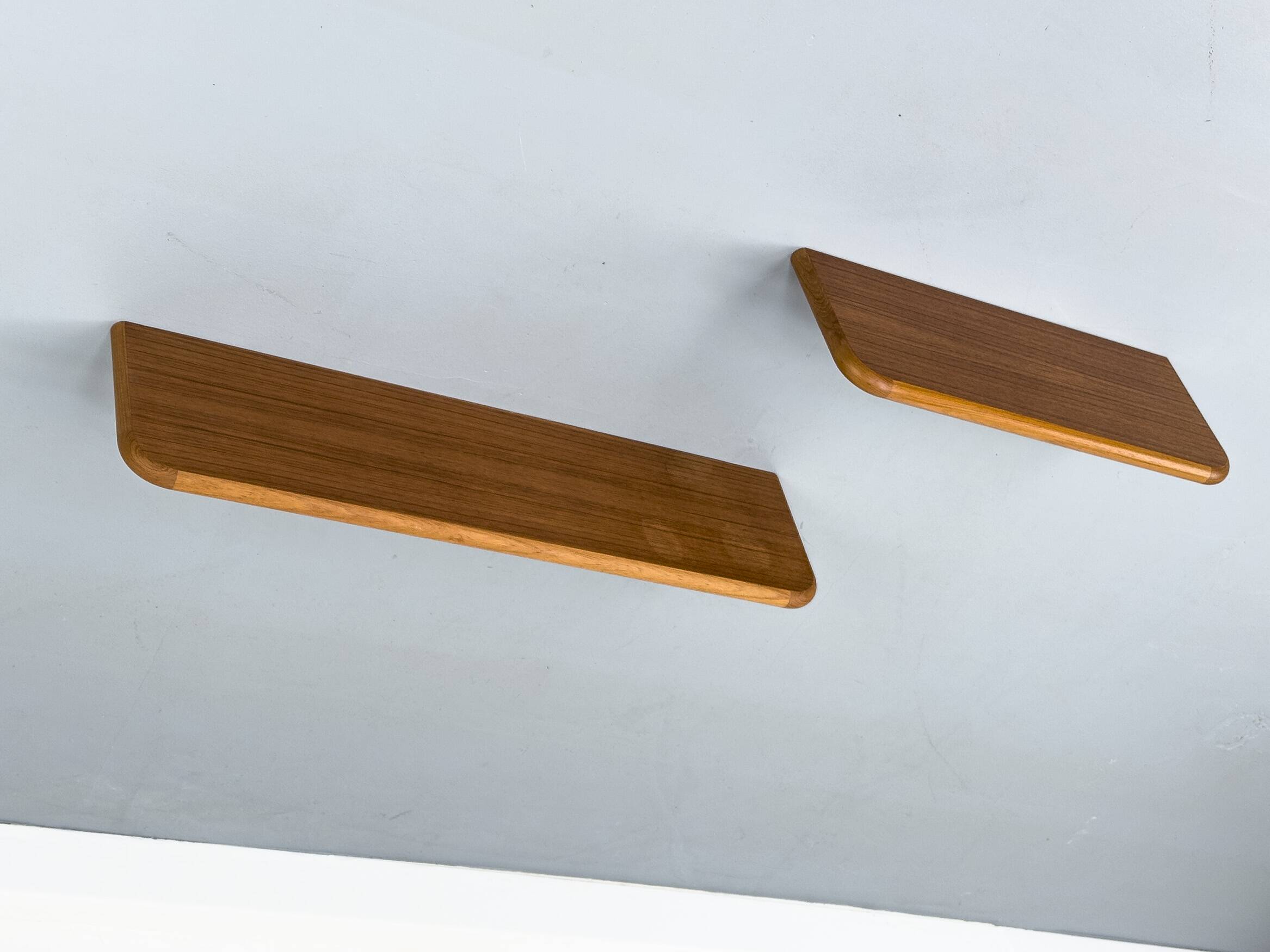 Ensemble de 2 étagères murales en teck du milieu du siècle, années 1970