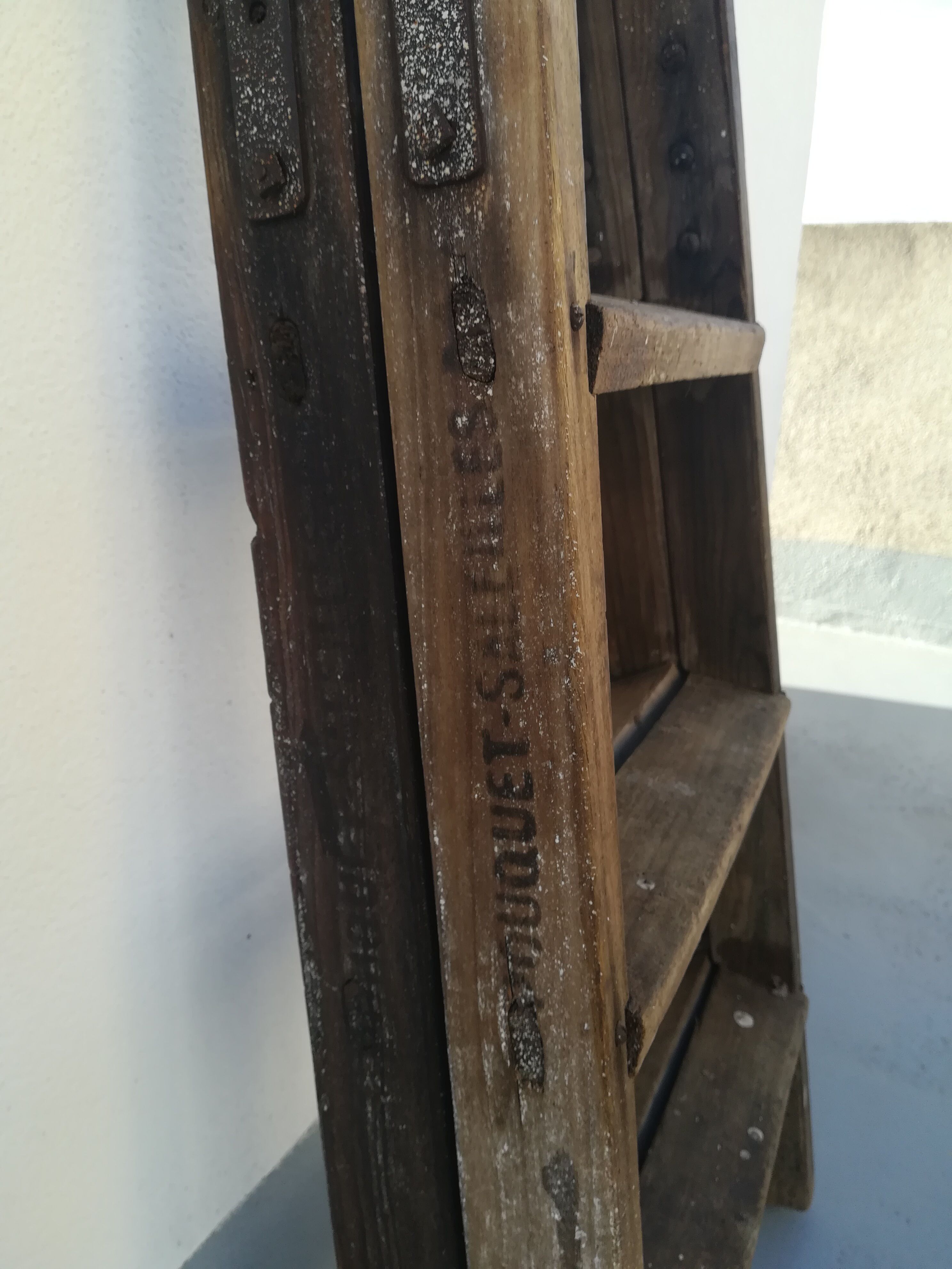 Stepladder has 4 steps