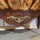 Commode de style Louis XV en bois de rose, chêne et dessus marbre