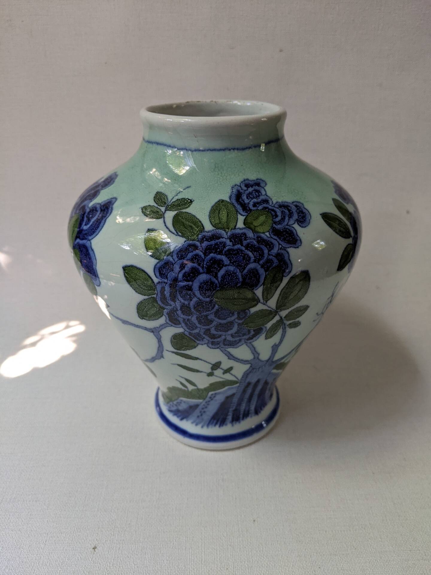 Porcelain vase, Asian art, hand-painted floral decoration.