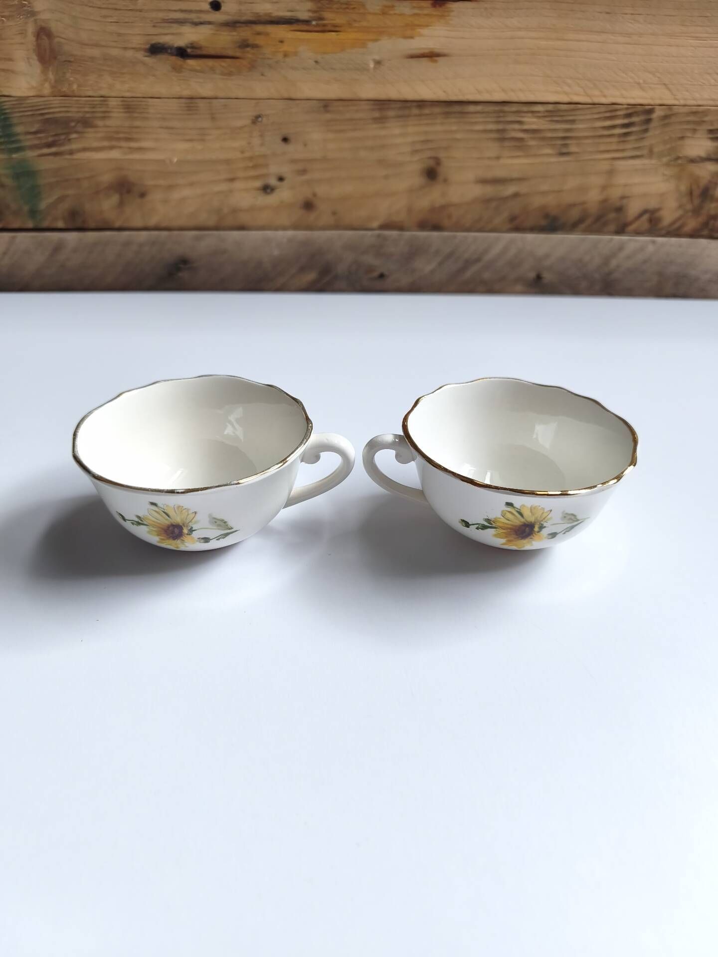 Set of 8 vintage cups with saucers Gien daisies.
