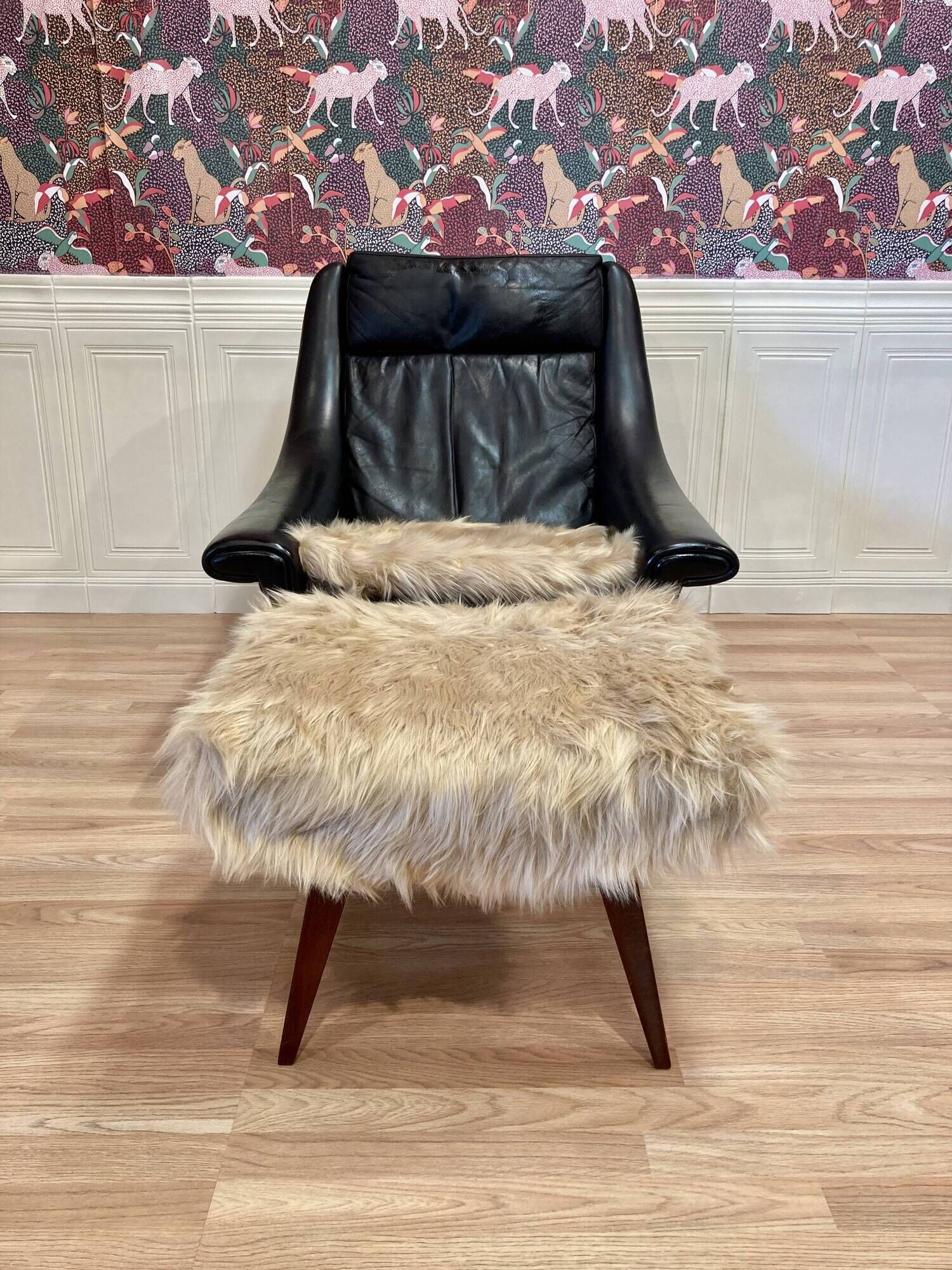 Large scandinavian armchair aage christiansen black leather and its ottoman 1950.