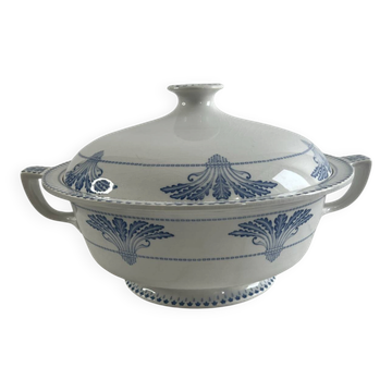 Soup tureen in Creil and Montereau earthenware with Labrador pattern.