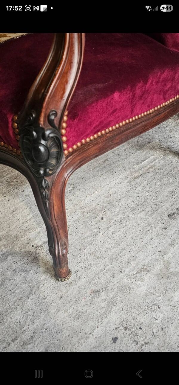 Fauteuil Louis-Philippe en acajou et velours bordeaux, décor floral