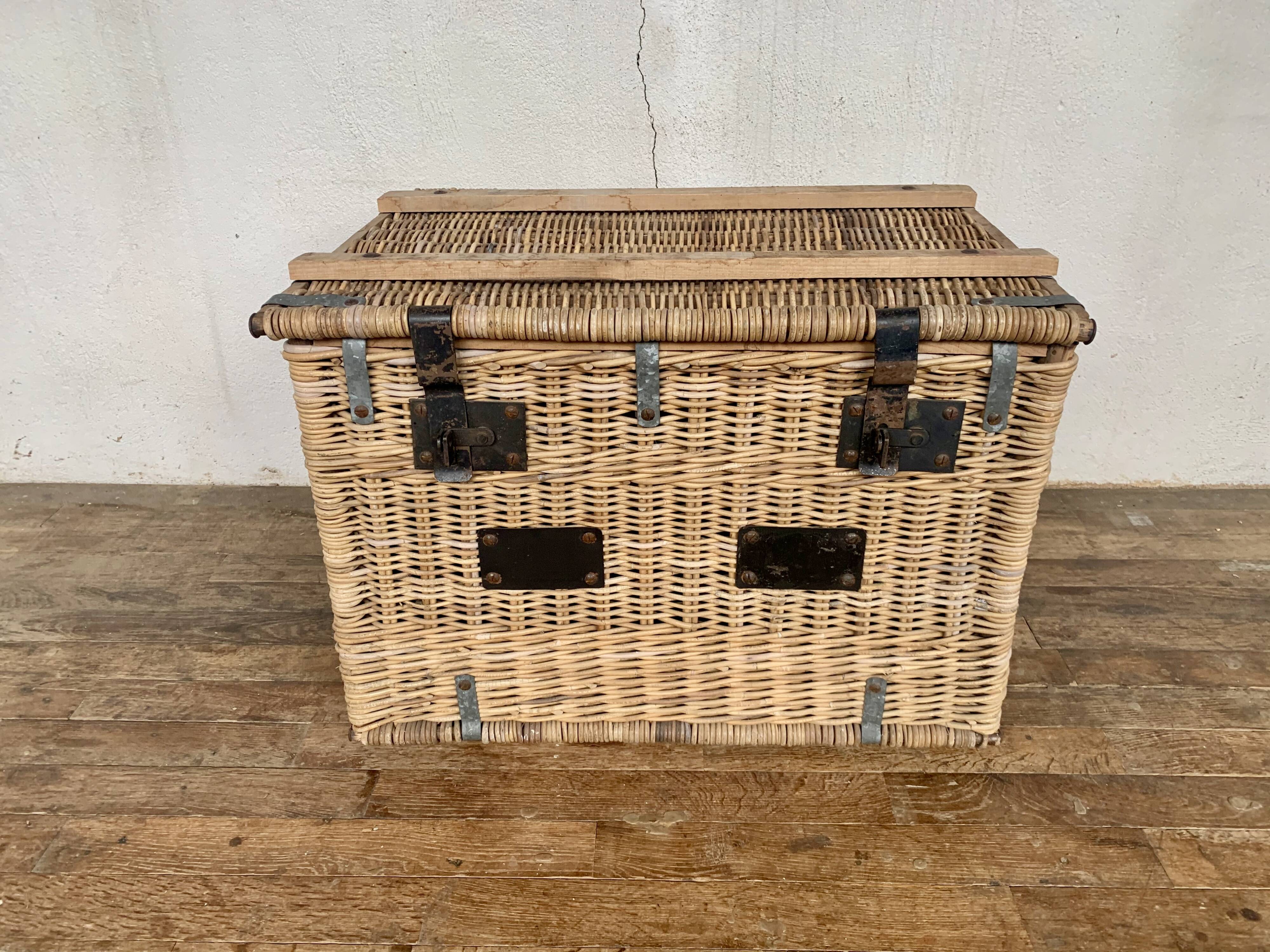 Former sncf travel trunk in rattan early XXeme