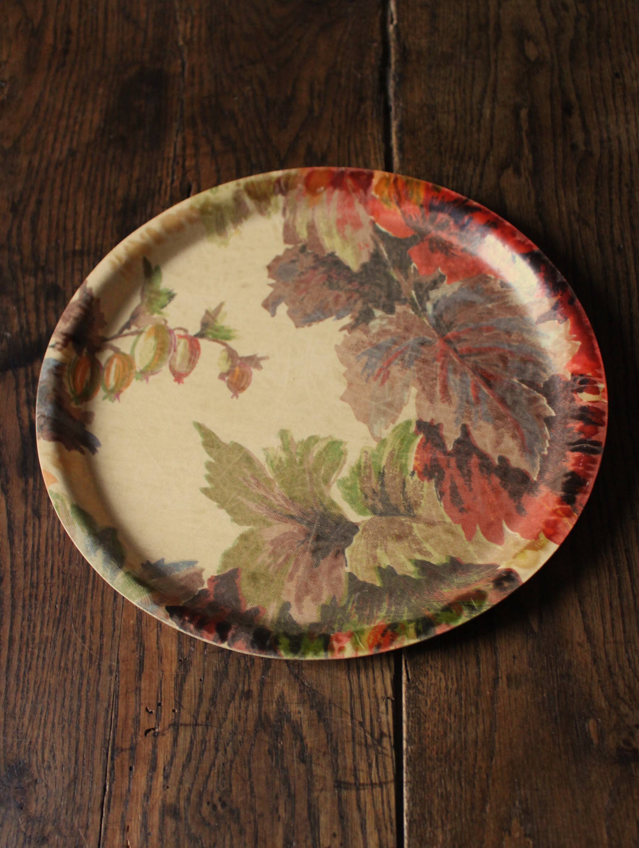 Round unbreakable plastic tray with vintage foliage