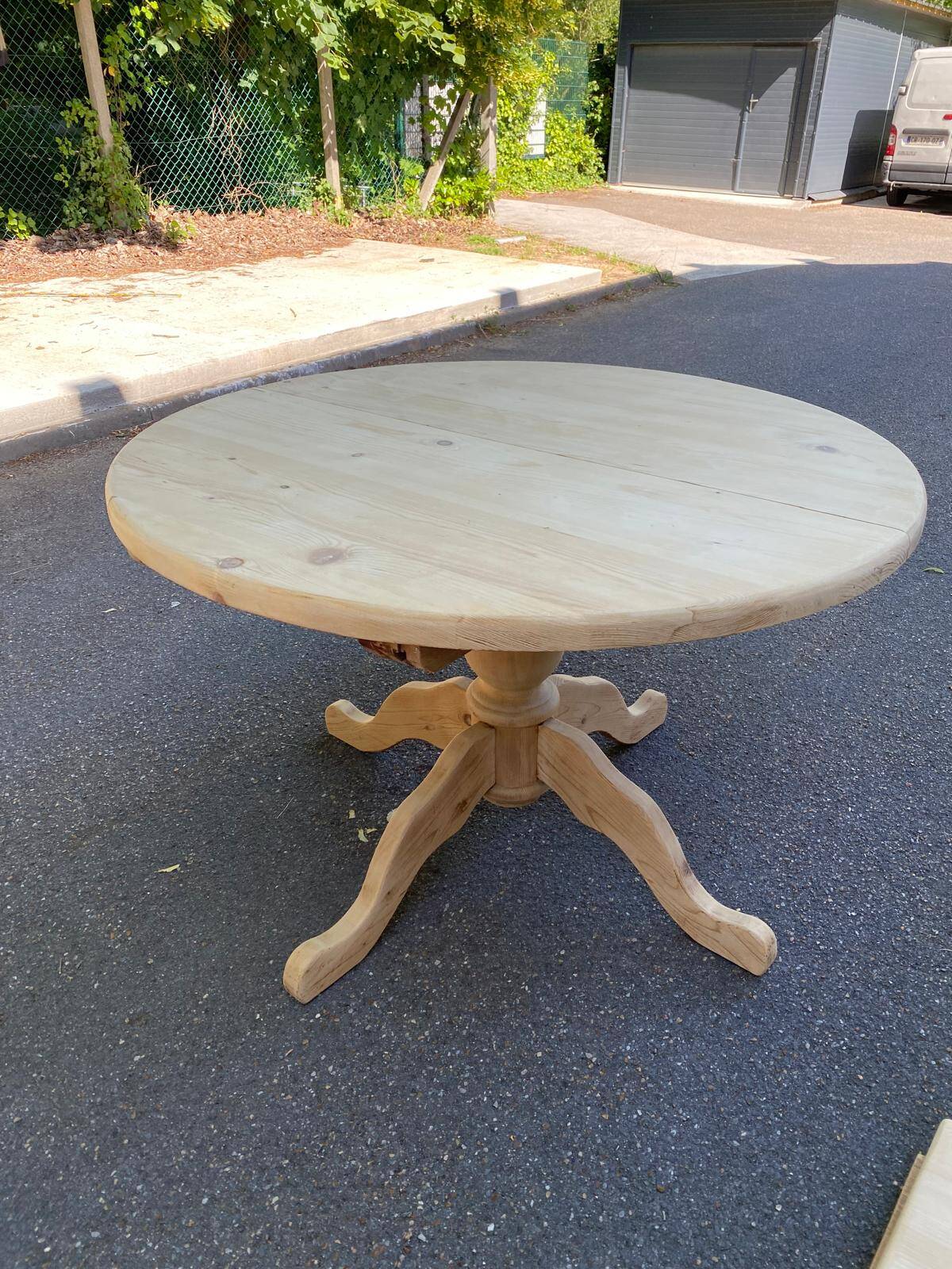 Extendable round dining table with central leg, renovated in solid wood, 200cm