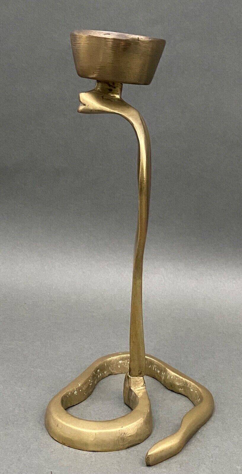 Bougeoir en bronze décor de cobra milieu XXe