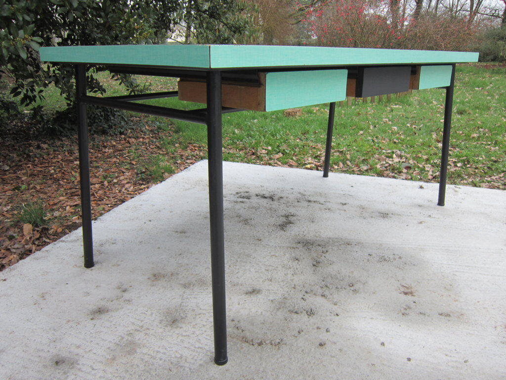 Table metal and formica