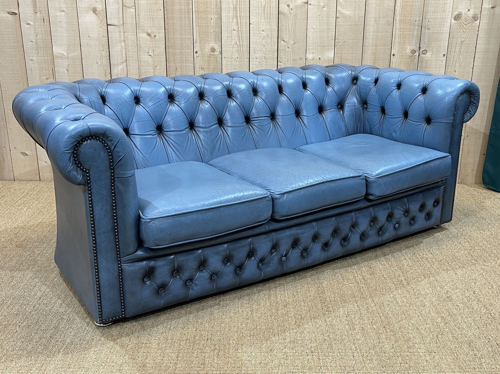 English Chesterfield 3-seater sofa in blue leather from the 1980s