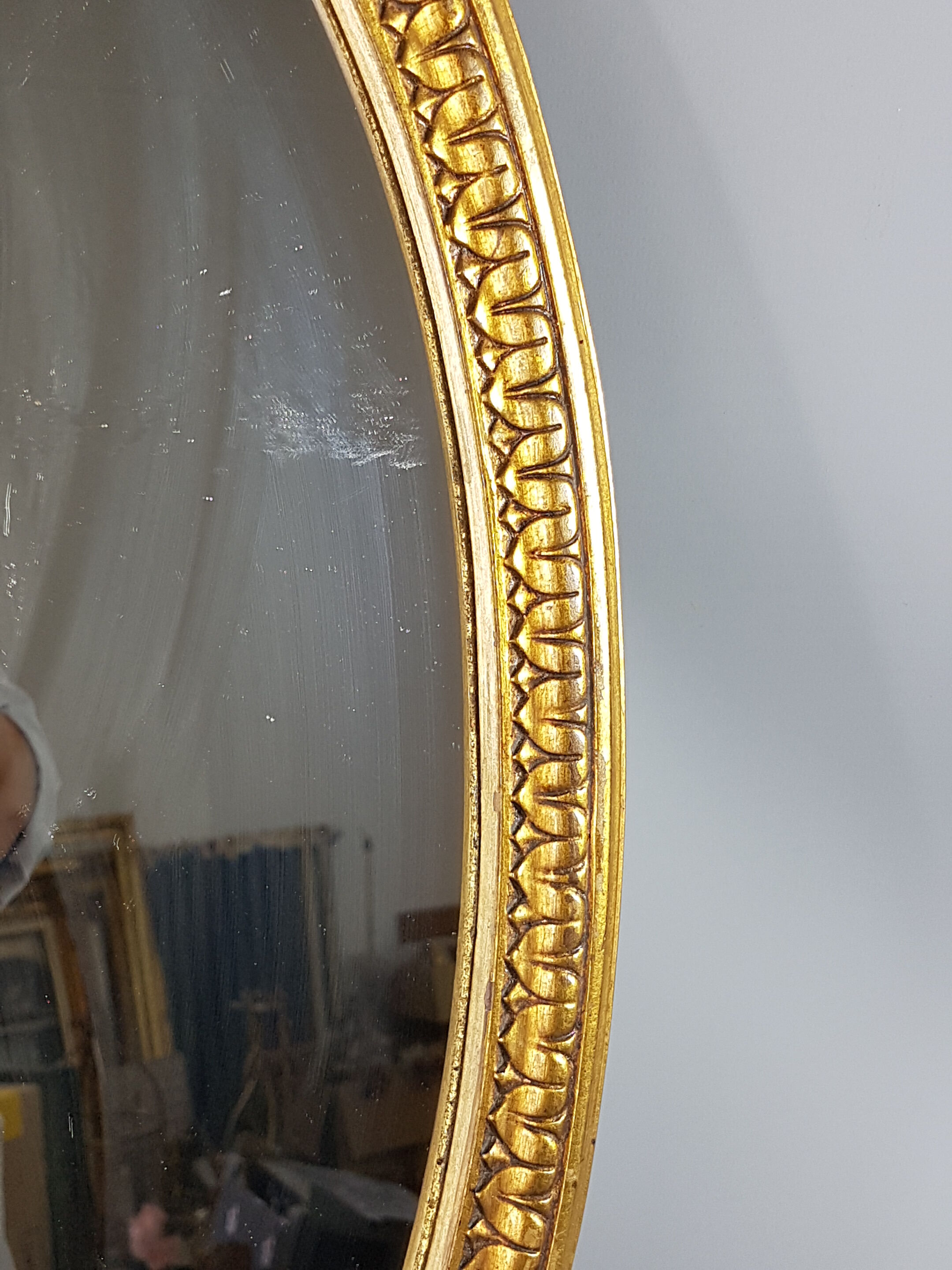 Oval mirror style louis XV