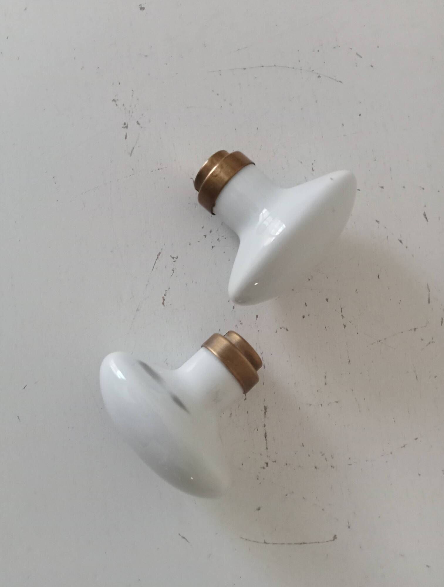 Pair of vintage door handles in porcelain and brass.