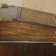 Bureau de campagne Davenport victorien antique en cuir avec galerie en laiton