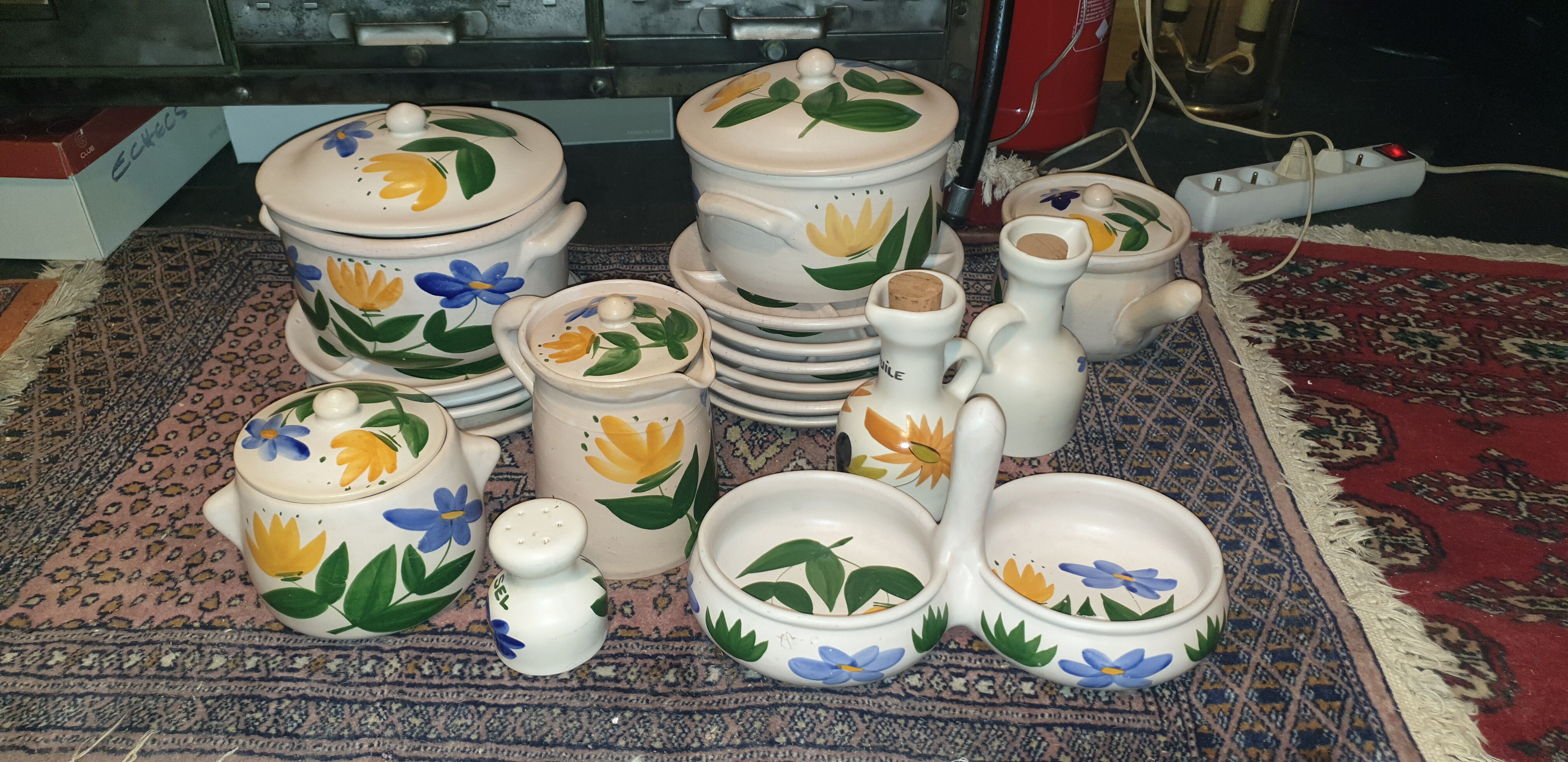 Earthenware service 1970 freehand painted decoration