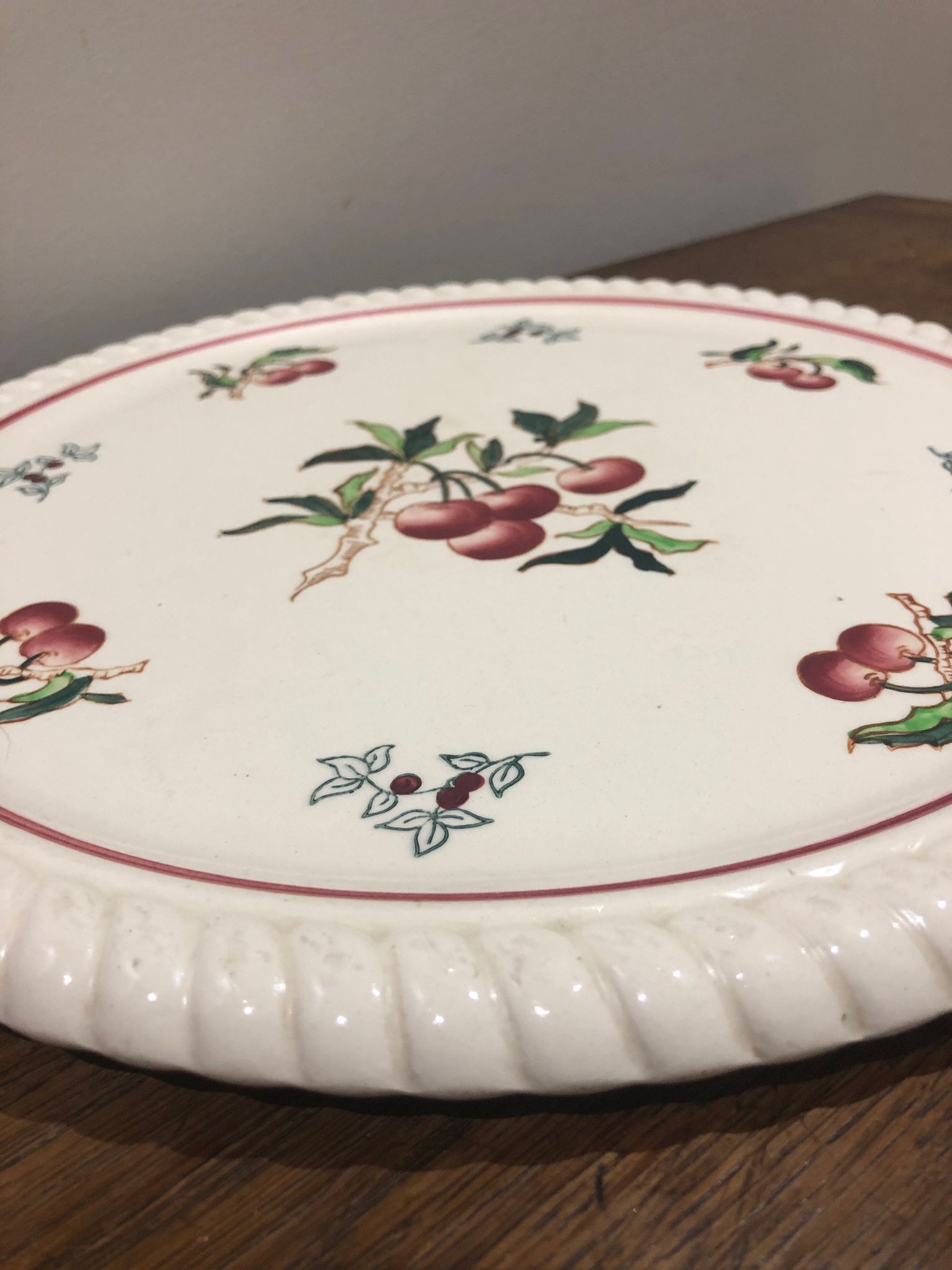 Plat en faïence de Longwy à décor de cerises