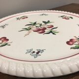 Plat en faïence de Longwy à décor de cerises
