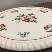 Plat en faïence de Longwy à décor de cerises