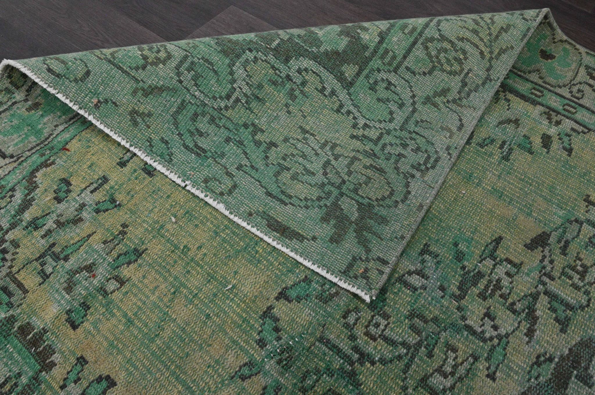 Vintage green and olive Turkish rug with a medallion, hand-knotted, 160 x 262 cm.