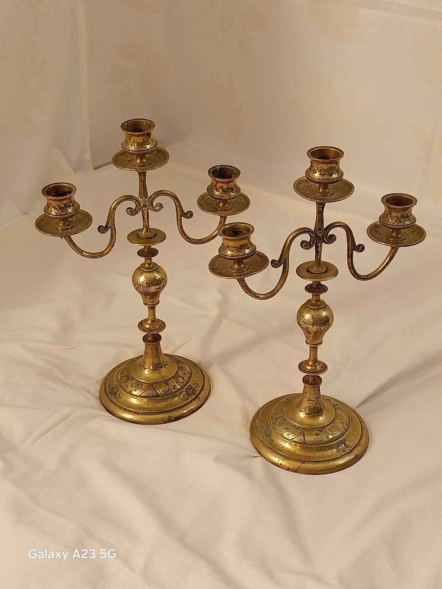 Paire de candélabres en laiton ciselé. Artisanat suédois XX siècle