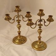 Paire de candélabres en laiton ciselé. Artisanat suédois XX siècle