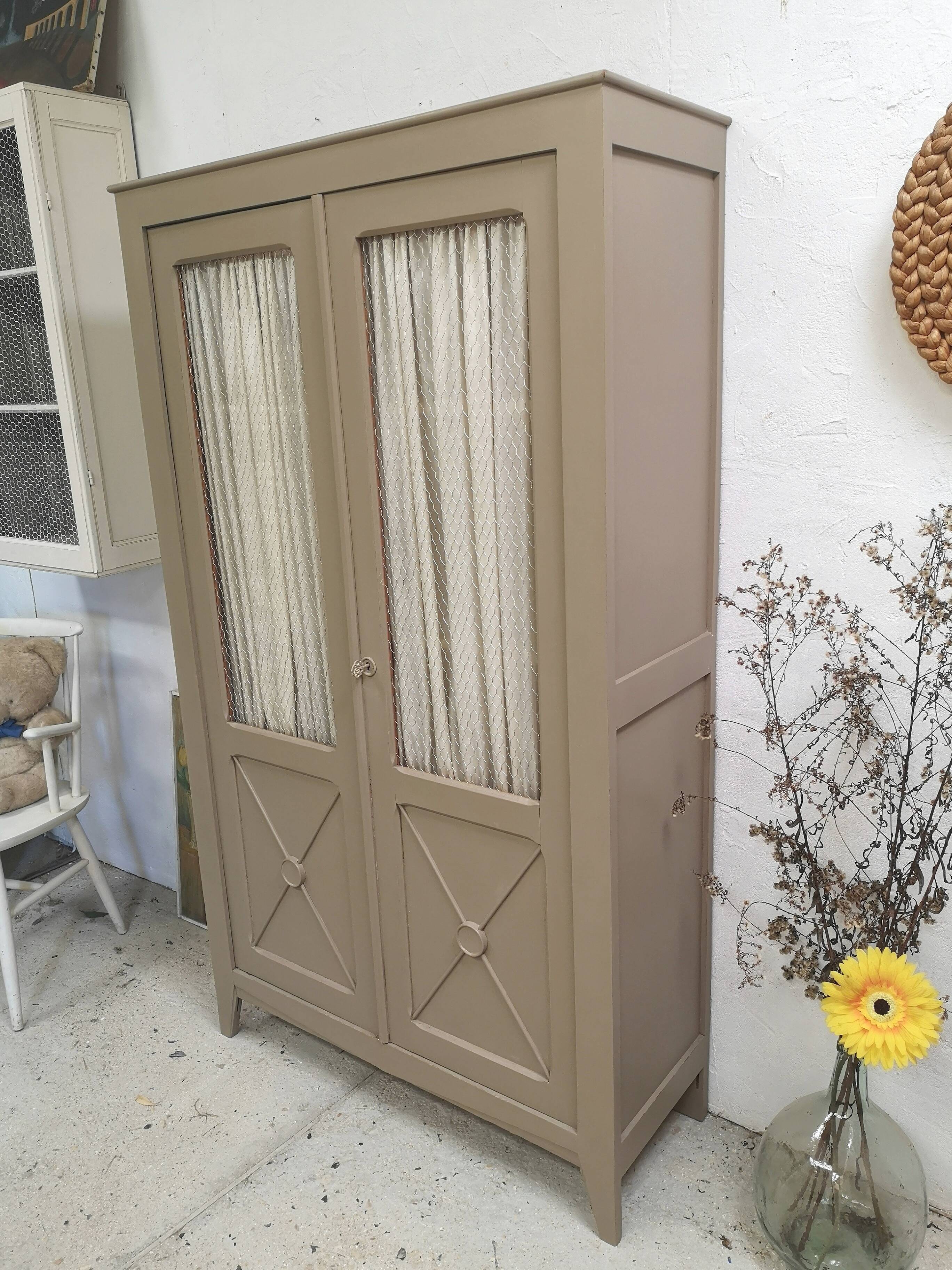 Showcase library cabinet linen patina gustavien shabby