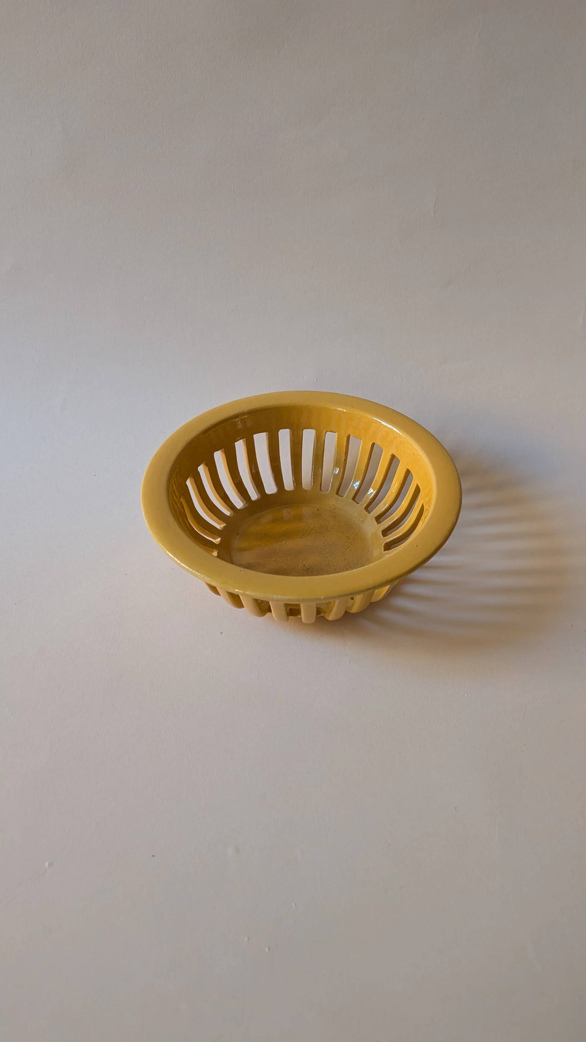 Corbeille en céramique jaune