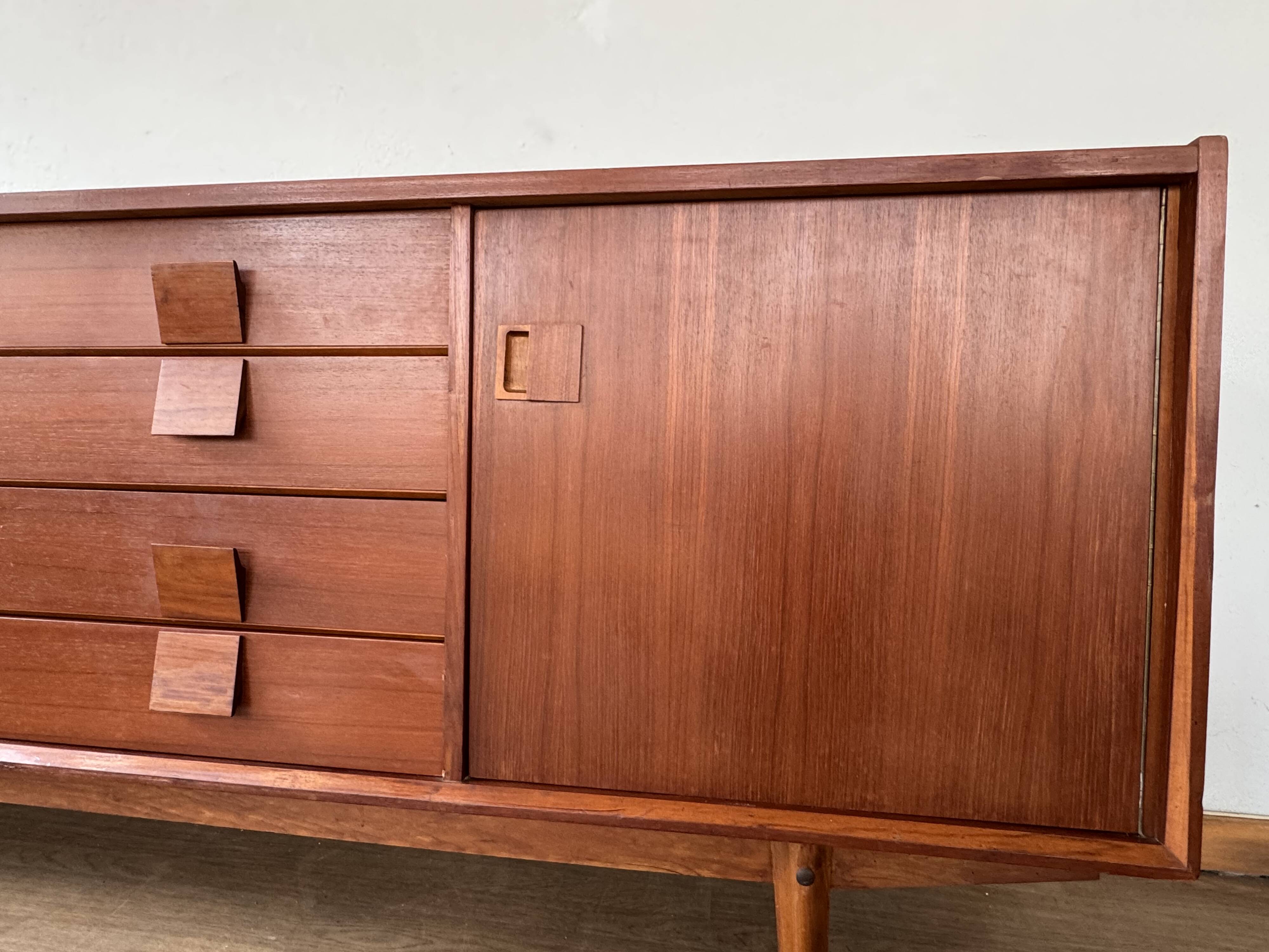 Scandinavian teak sideboard, 230 cm long, with 3 doors and 4 drawers.