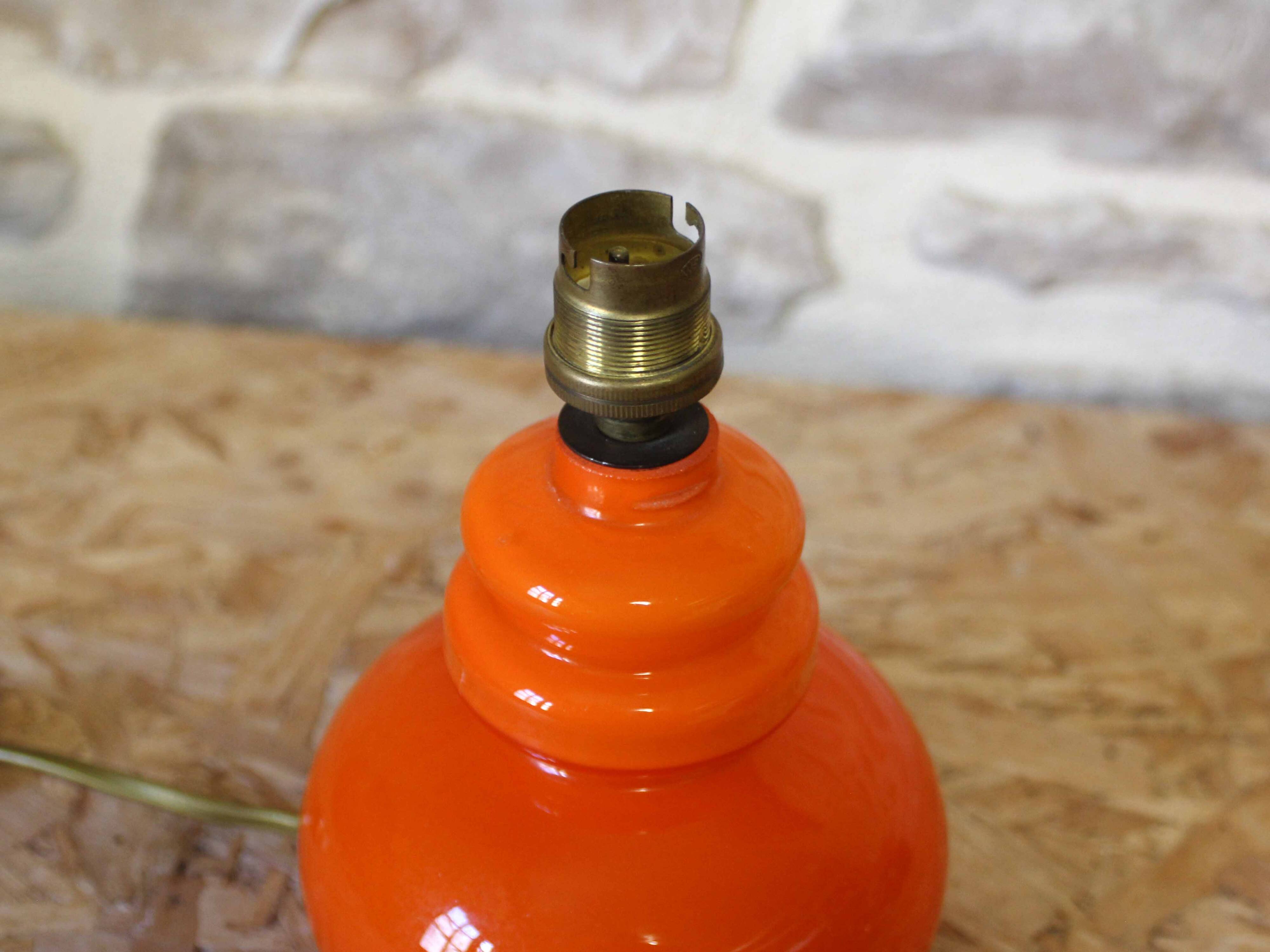 Pied de lampe en verre opalin orange