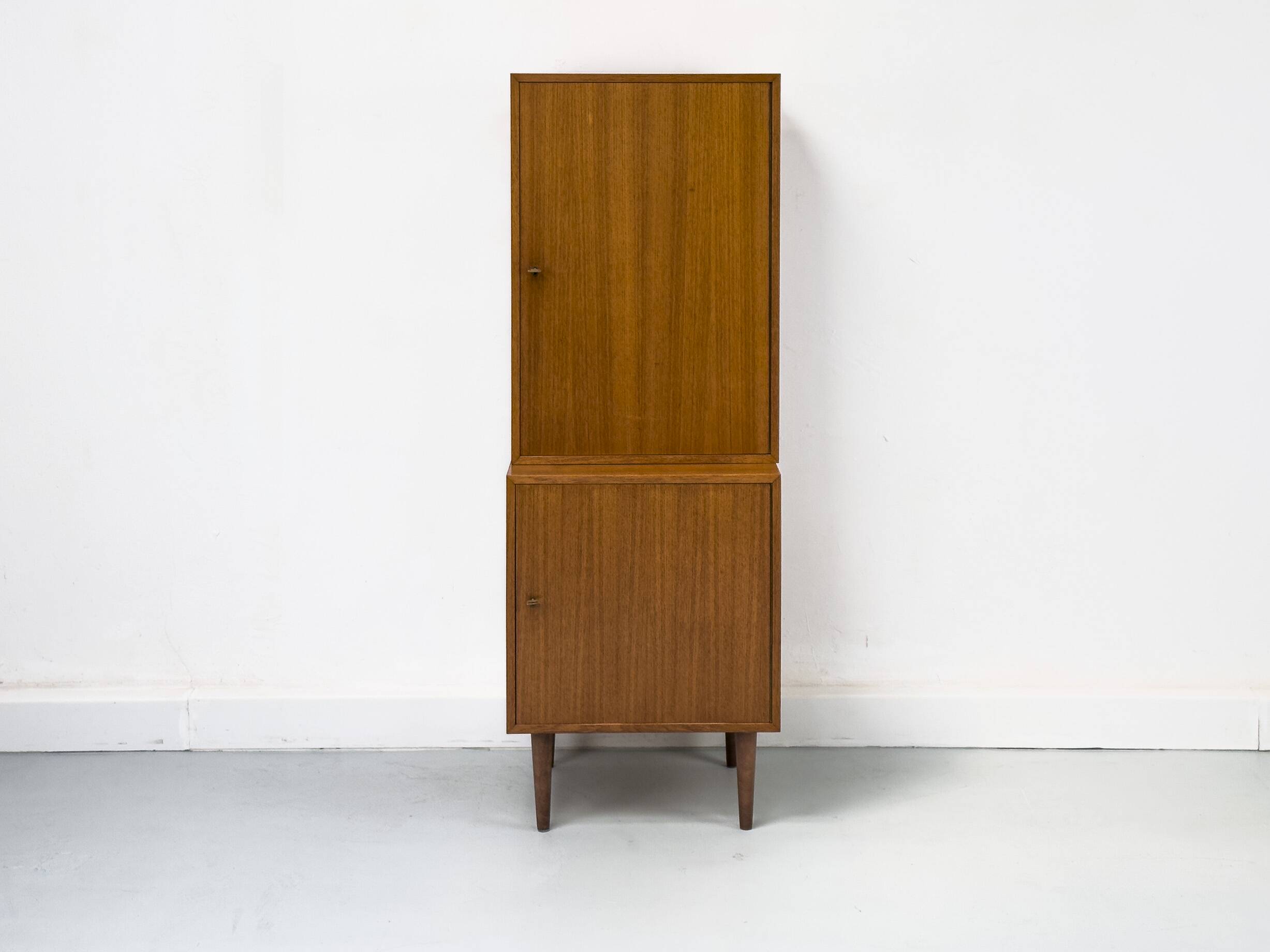 Armoire étroite en teck, années 1960