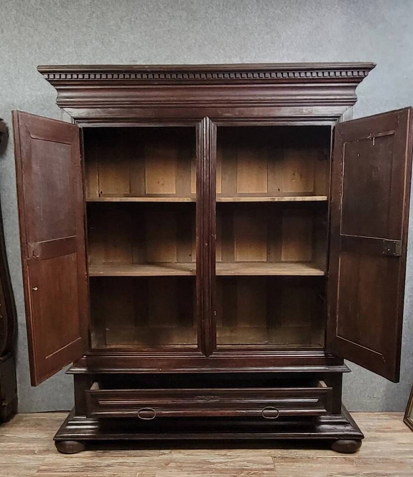 LXIII period cabinet with diamond points in molded walnut / 17th century
