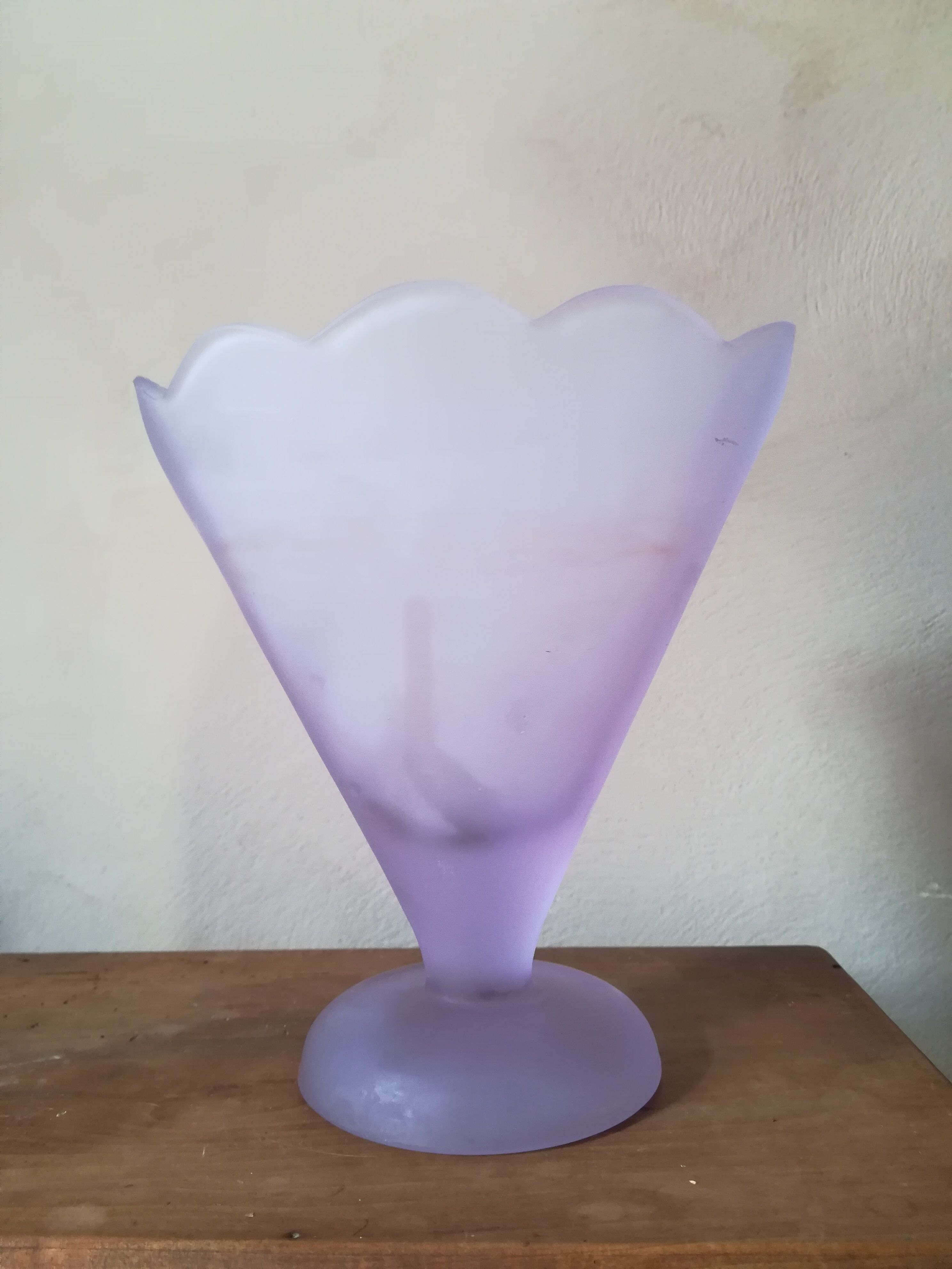 Vase cornet en verre poli