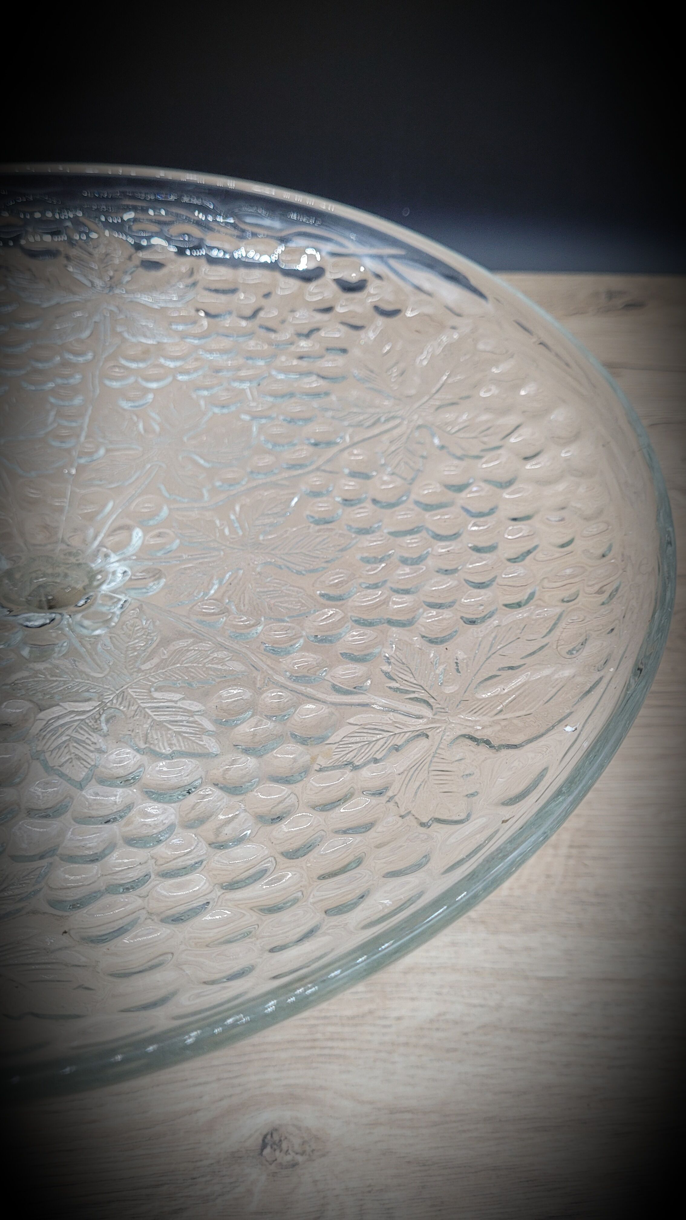 Transparent vine cake dish