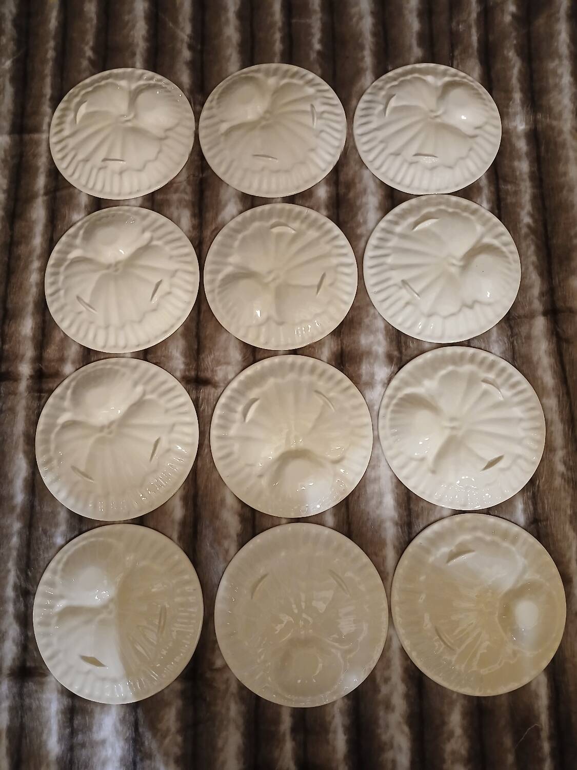 12 assiettes anciennes en barbotine