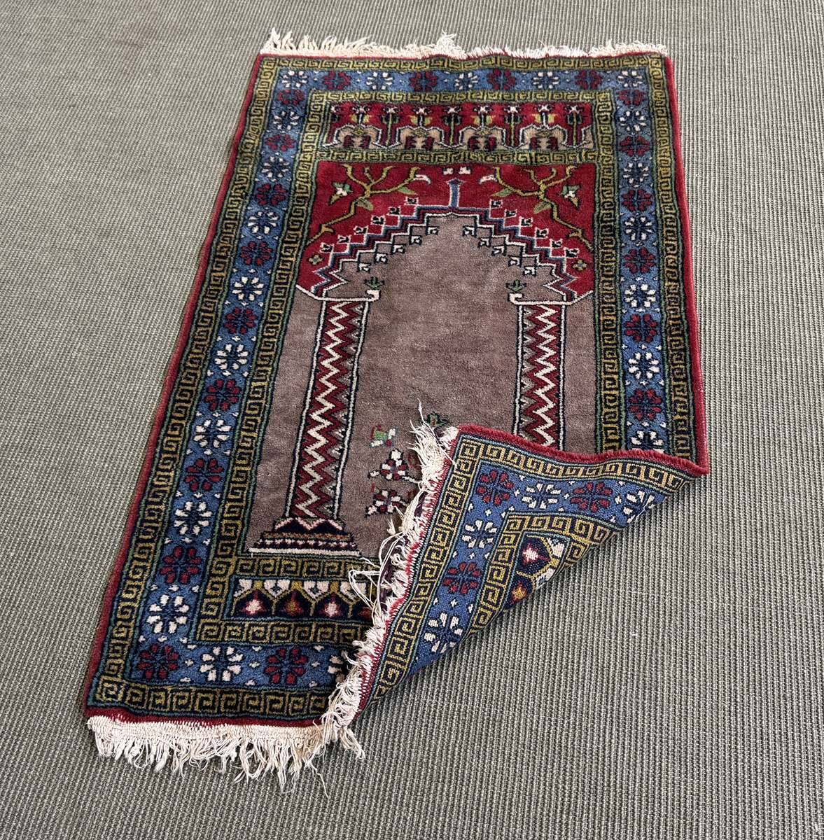 Handmade wool Iranian carpet - 1.26m x 0.75m