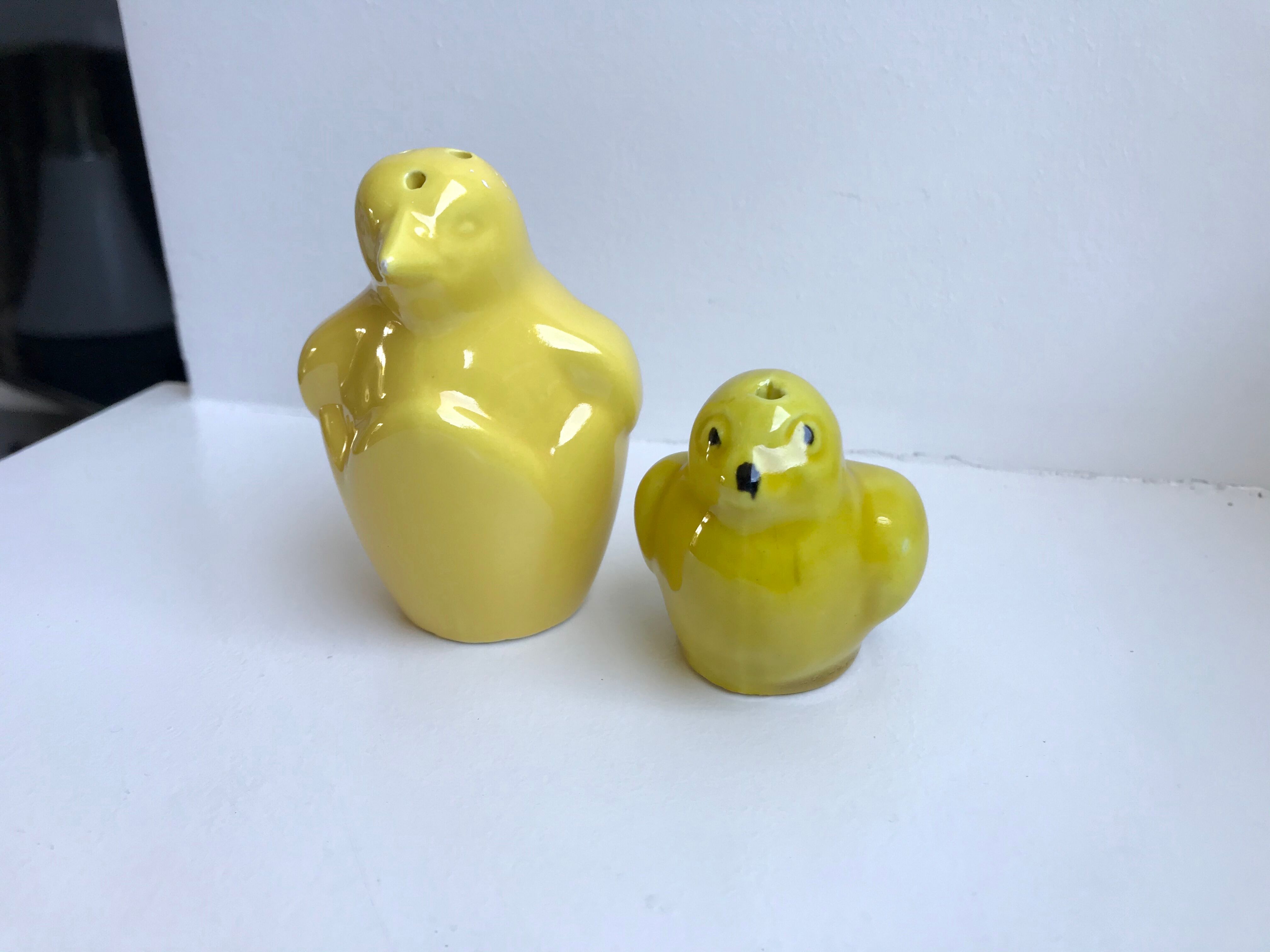 Duo of ceramic salt shakers style chick and vintage penguin